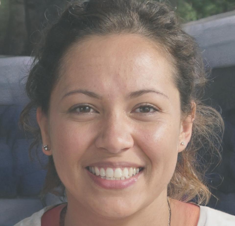 Instructrice experte en gestion financière présentant les matériaux d'étude